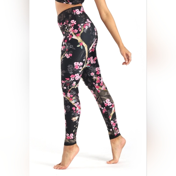 Yoga Democracy Leggings in Cherry Bloomin - Picture 2 of 7